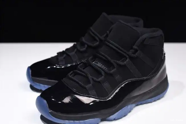 1st Kicks 378037-005 black 11 Jordan and Air Gown Cap 0517